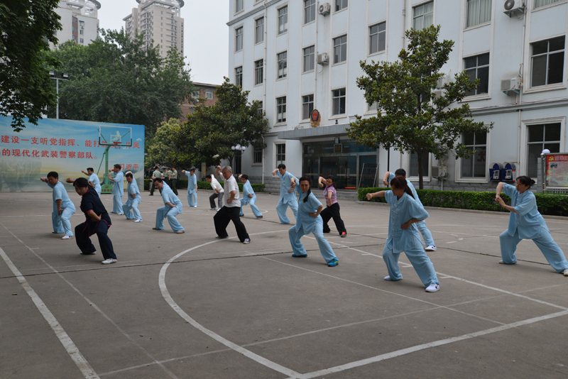 聘請陳式太極拳知名教練教學(xué)，開展太極拳興趣小組活動。