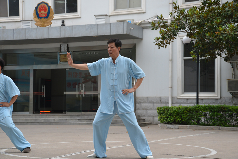 聘請陳式太極拳知名教練教學(xué)，開展太極拳興趣小組活動。
