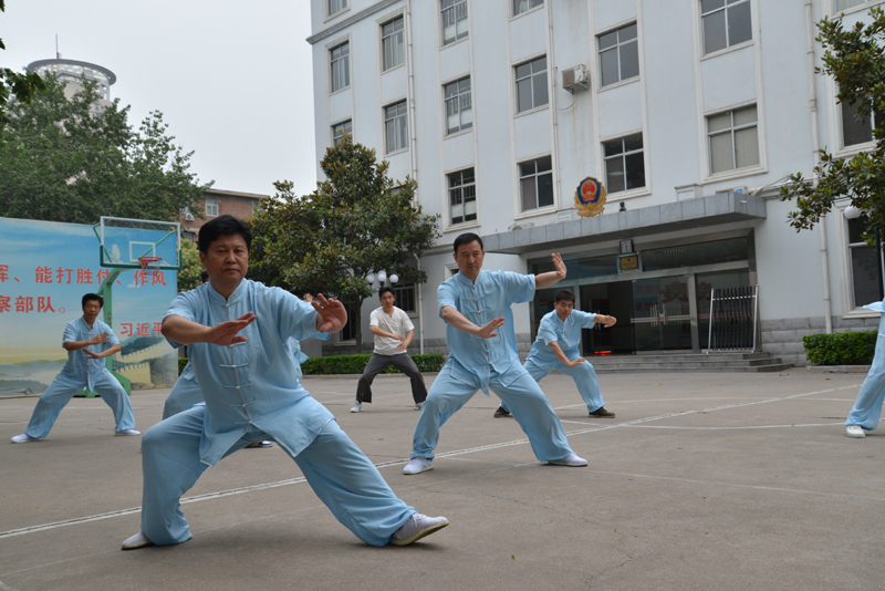 聘請陳式太極拳知名教練教學(xué)，開展太極拳興趣小組活動。
