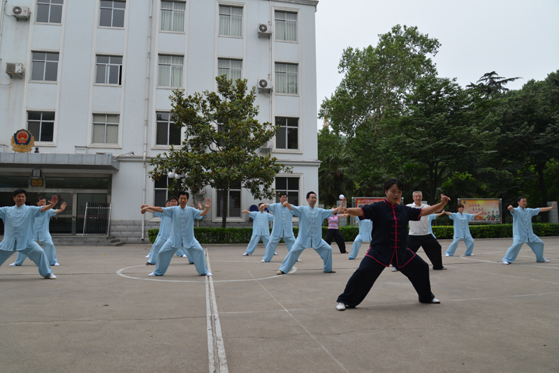 聘請陳式太極拳知名教練教學(xué)，開展太極拳興趣小組活動。