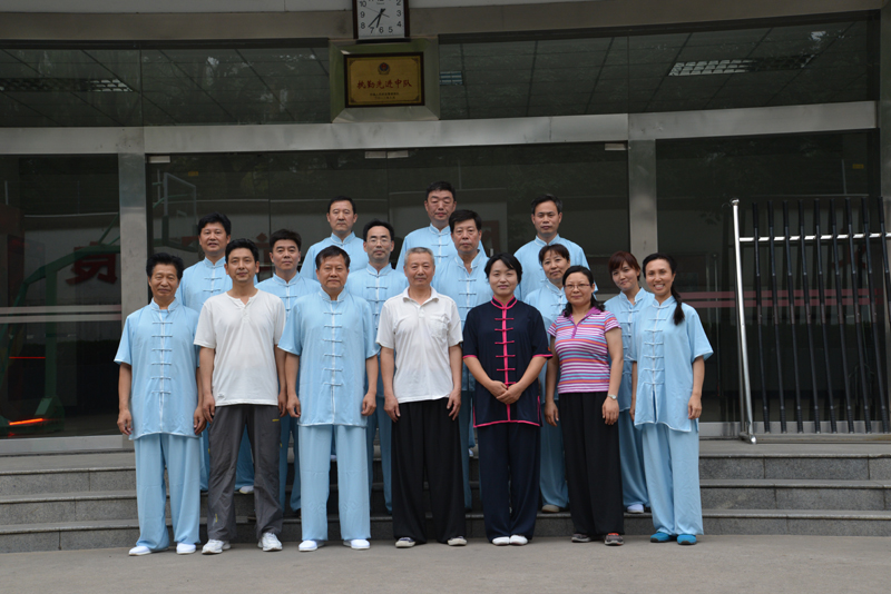 聘請陳式太極拳知名教練教學(xué)，開展太極拳興趣小組活動。