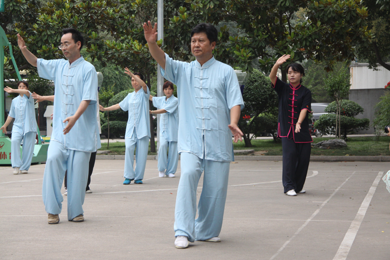 聘請陳式太極拳知名教練教學(xué)，開展太極拳興趣小組活動。
